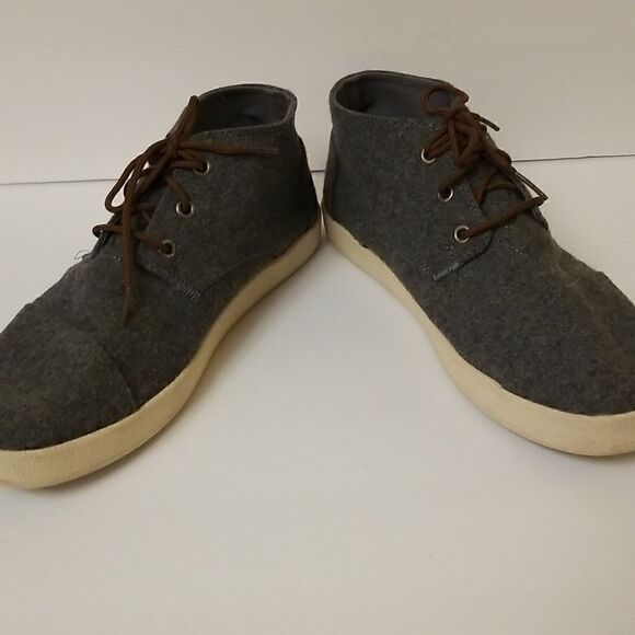 Tom's grey lace up shoes. Size 9. - Picture 6 of 8